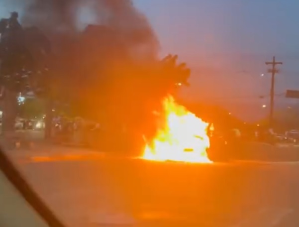 Carro é destruído por incêndio na Praça 14 Bis, em Guarujá; VÍDEO