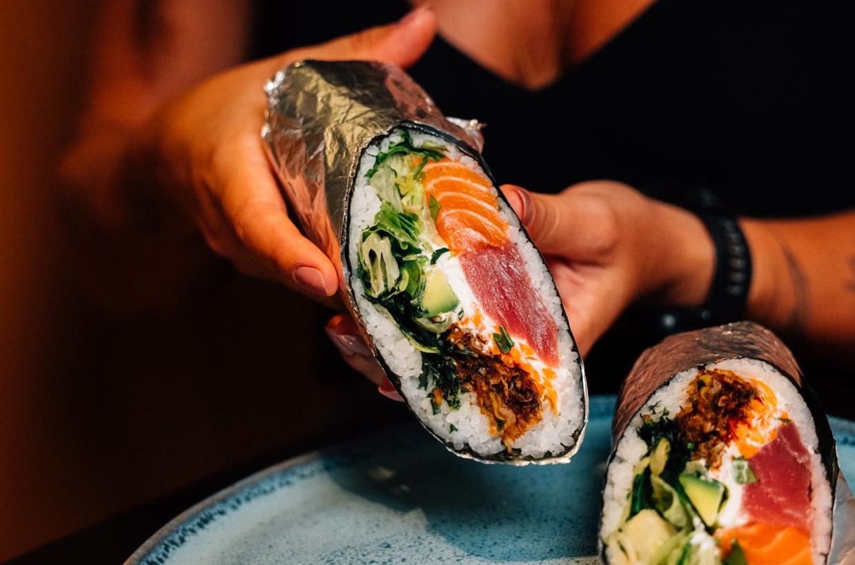 Para ‘comer com as mãos’: Haru cria SushiBurrito e Sushi-Dog inspirado em comidas de rua internacionais
