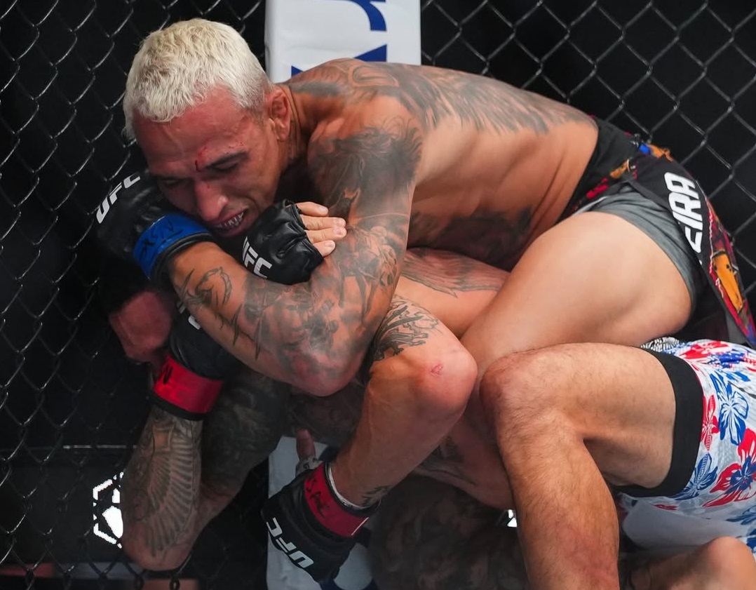 Guarujaense Charles do Bronxs domina Max Holloway, conquista cinturão BMF e faz história no UFC
