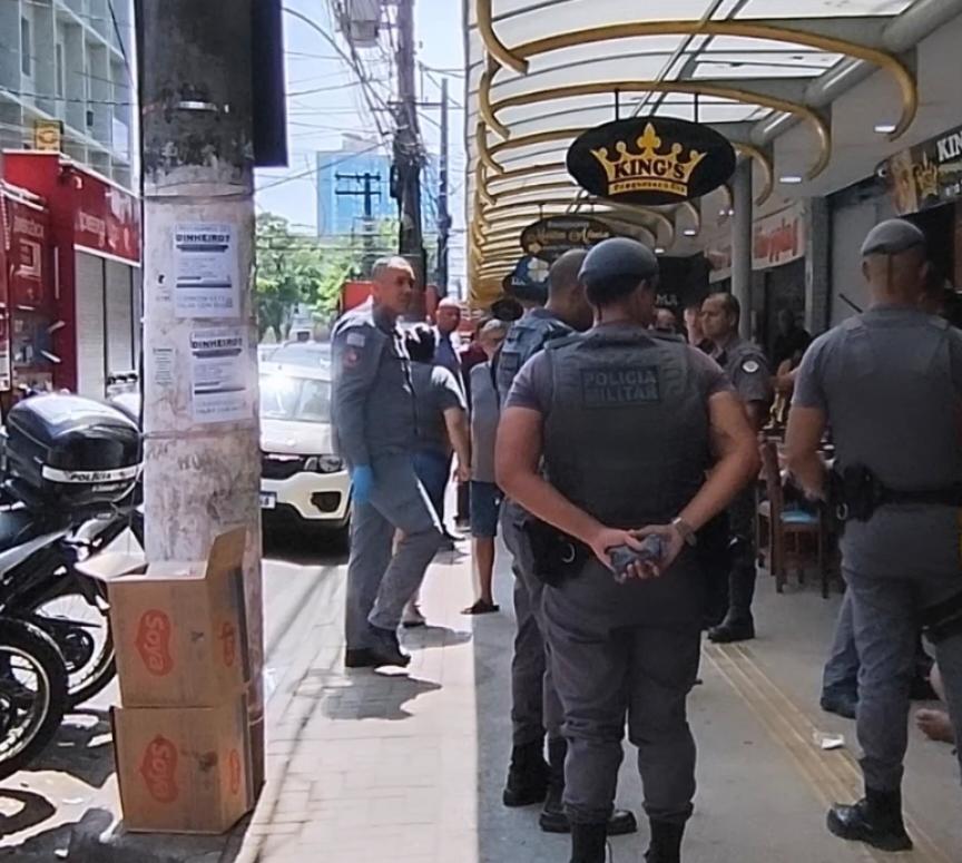 Homem é esfaqueado no pescoço ao parar em lanchonete em São Vicente