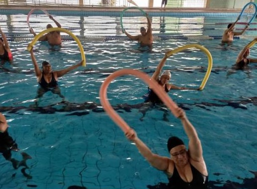 Santos abre vagas para aulas gratuitas de natação e hidroginástica na Zona Noroeste