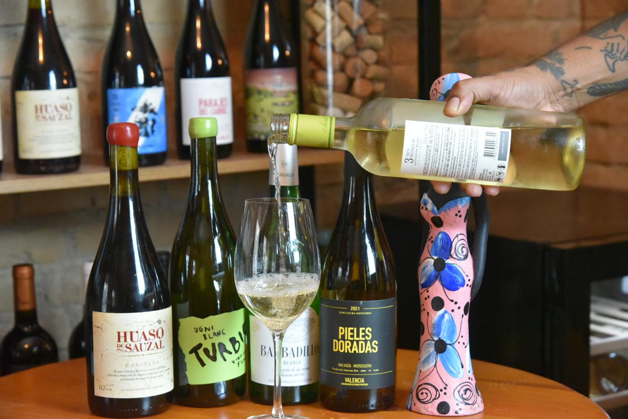 Com 'wine quiz' e culinária afetiva, novo espaço no Gonzaguinha promete desmistificar o mundo dos vinhos