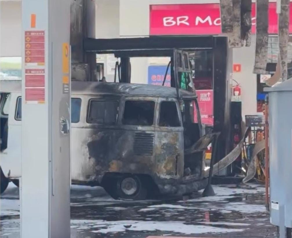 Explosão após abastecimento incendeia Kombi em posto na Ponta da Praia, em Santos