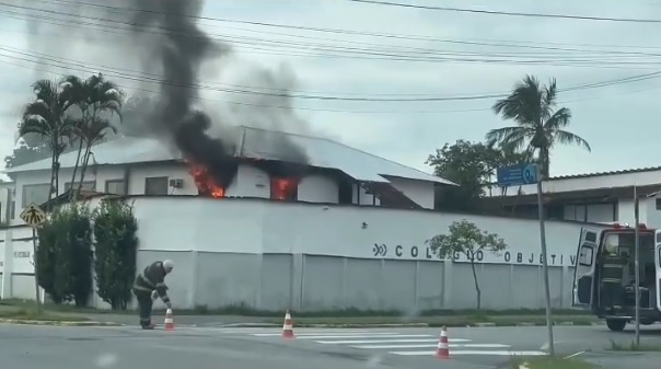 Incêndio atinge colégio em Bertioga e é controlado pelos bombeiros; VÍDEO