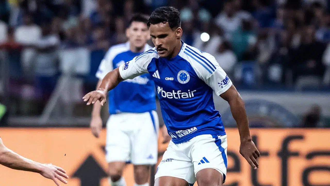 Alex Sandro é cortado da seleção, e Ancelotti chama Kaiki Bruno, do Cruzeiro