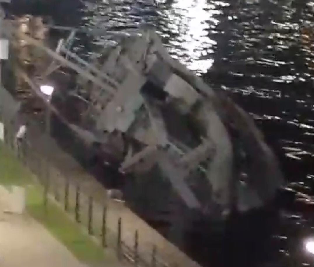 Navio de pesquisa Professor W. Besnard inclina no cais do Valongo, em Santos; VÍDEO