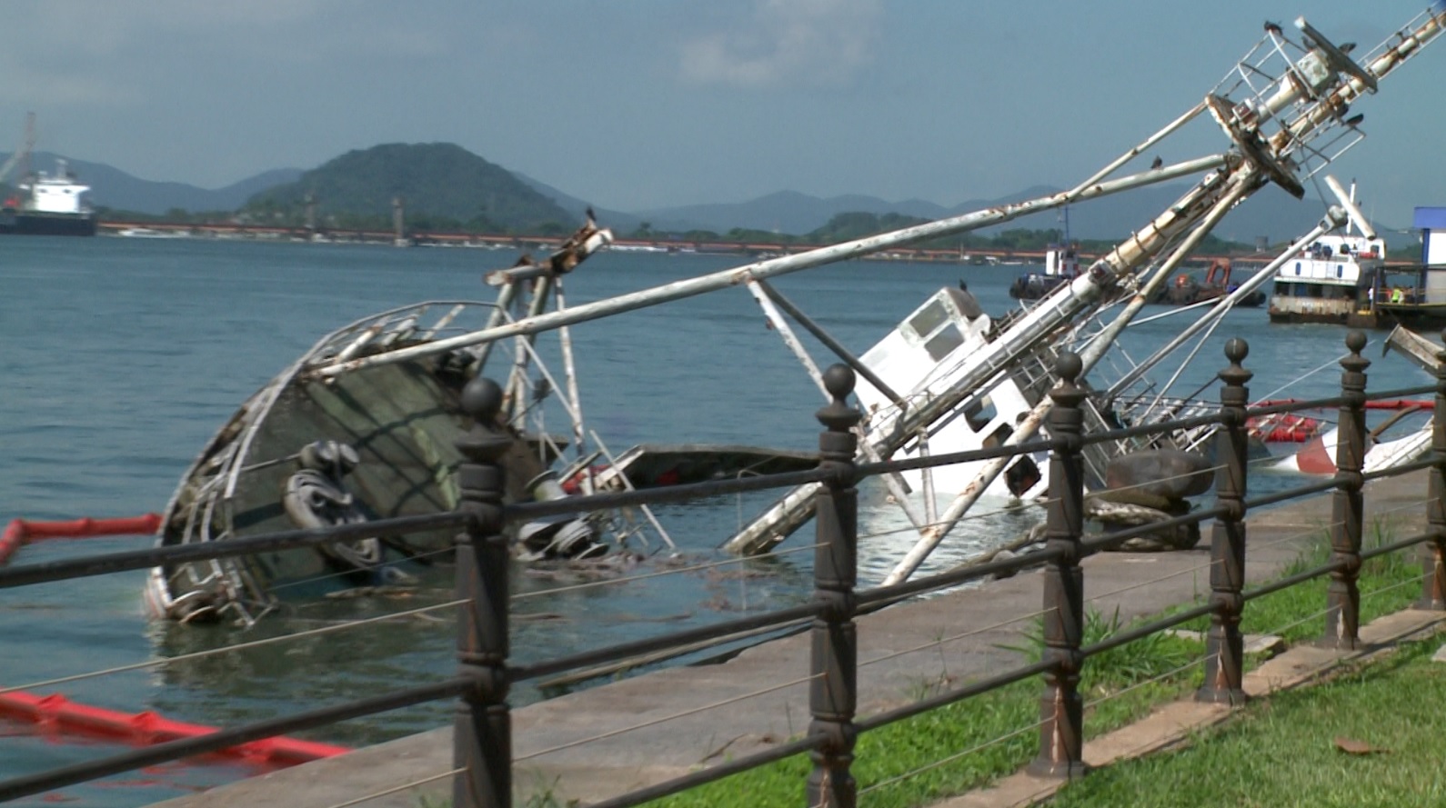 Navio histórico que tombou em Santos gera riscos ambientais e pode virar museu itinerante