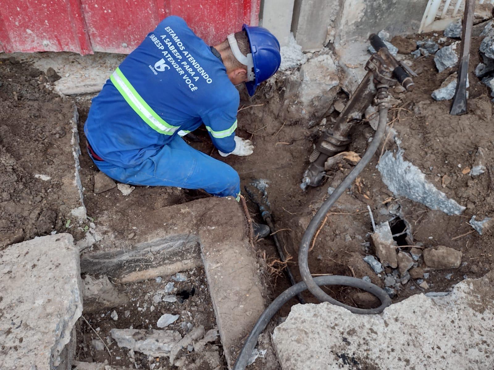 Operações da Sabesp flagram em média 6 casos de furto de água por dia na Baixada Santista