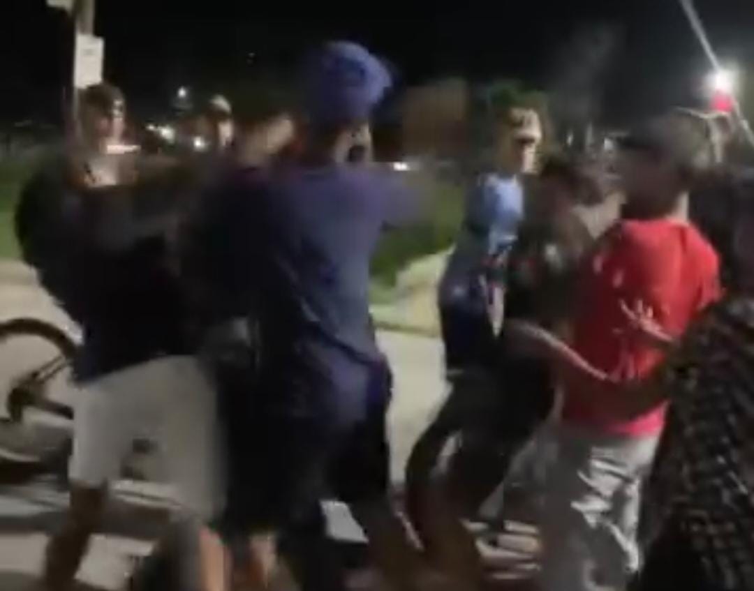 Aluno é agredido por grupo na saída de escola estadual em Mongaguá; VÍDEO