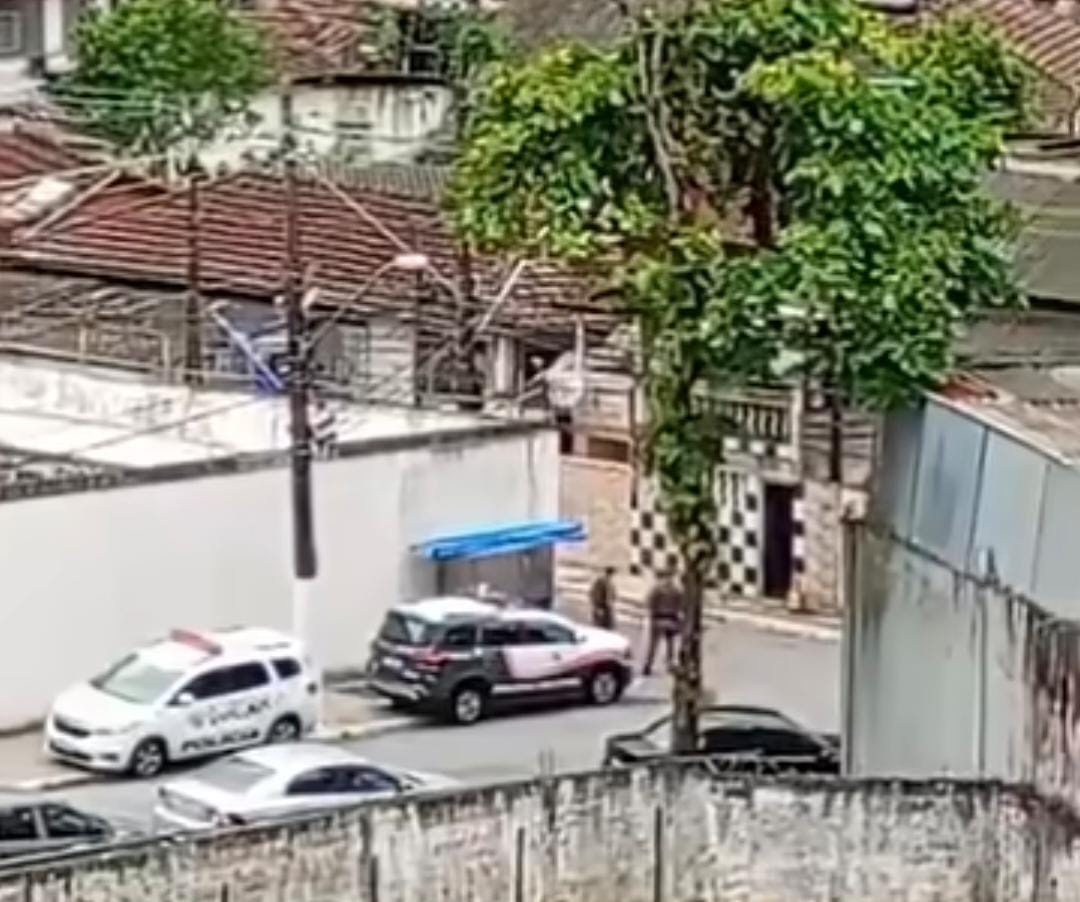 Suspeito é baleado após troca de tiros com a PM durante operação no Morro do São Bento, em Santos