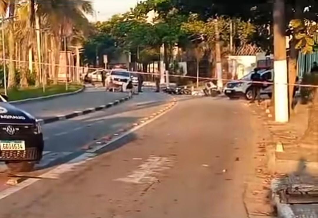Jovem morre e outra fica ferida após acidente com moto na Enseada, em Guarujá