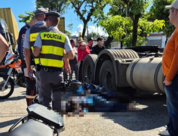 Motociclista por aplicativo morre após colisão com caminhão em São Vicente