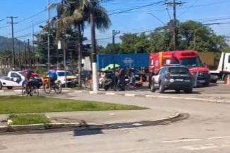 Motociclista sofre fratura exposta após acidente e caminhoneiro foge do local em Guarujá