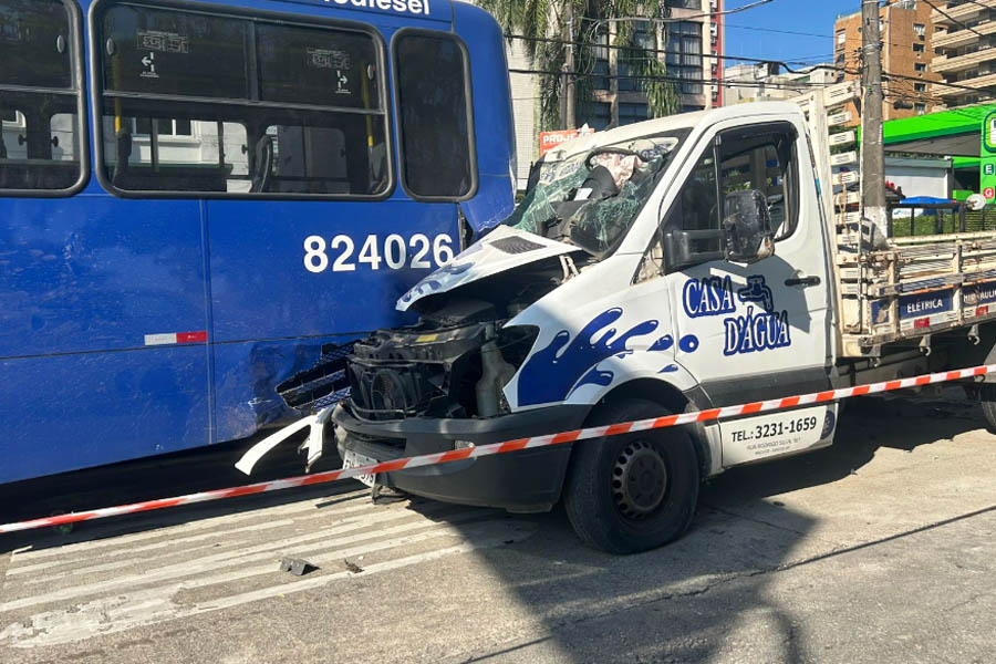 Motorista fica ferido após veículo colidir com ônibus intermunicipal na orla de Santos; VÍDEO