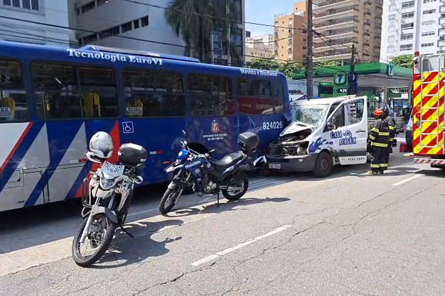 Motorista fica ferido após veículo colidir com ônibus intermunicipal na orla de Santos; VÍDEO