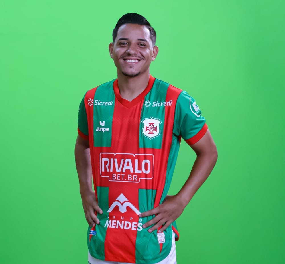 Meia Ruan Felipe comemora vitória da Briosa em sua estreia pelo time principal