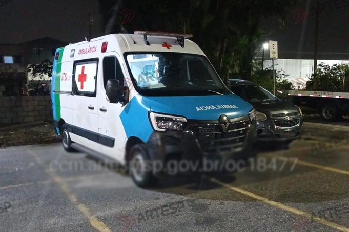 Ambulância e carro colidem na Via Expressa Sul, em Praia Grande