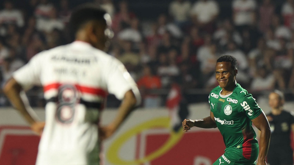 Palmeiras volta a vencer o São Paulo e se isola na ponta do Brasileirão