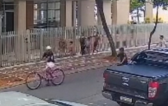 Mulheres com crianças são assaltadas por bando após saírem da praia em Guarujá; VÍDEO