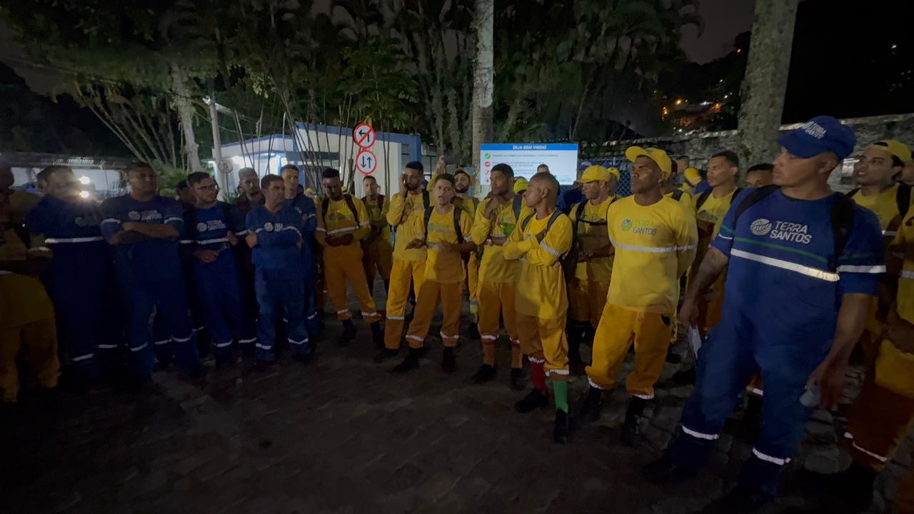 Trabalhadores da limpeza urbana rejeitam proposta, mas serviços são retomados na Baixada