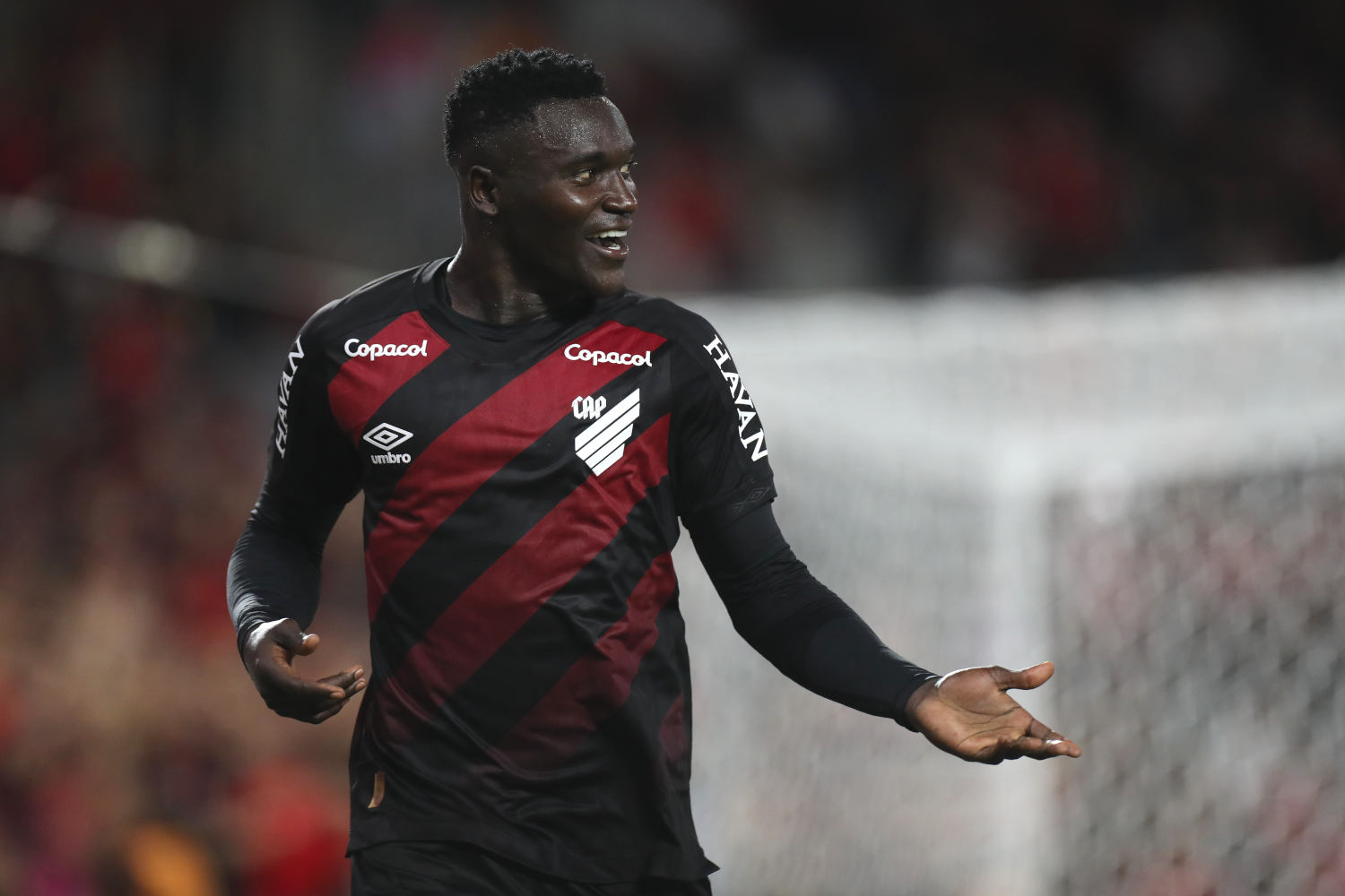 Com golaço e show de Viveros, Athletico goleia, e Botafogo segue no Z4