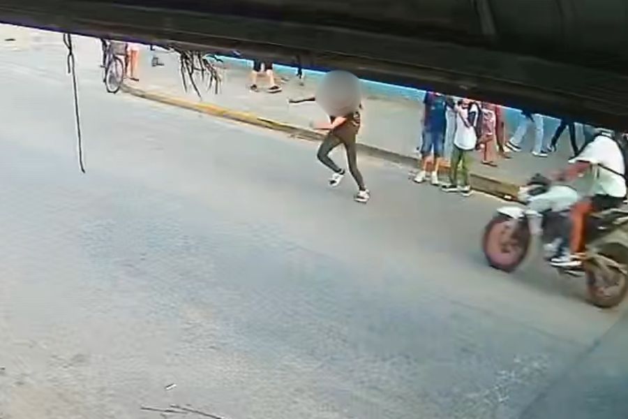 Adolescente é atropelada por moto na saída da escola em Itanhaém; VÍDEO