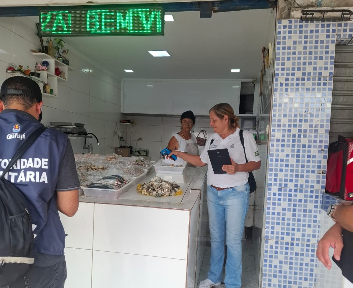 Vigilância Sanitária de Guarujá emite 31 autos durante início de fiscalização em peixarias
