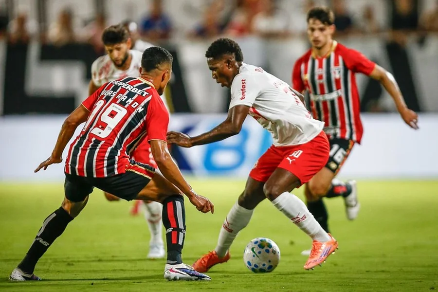 São Paulo vira sobre Bragantino e mantém a liderança do Brasileiro