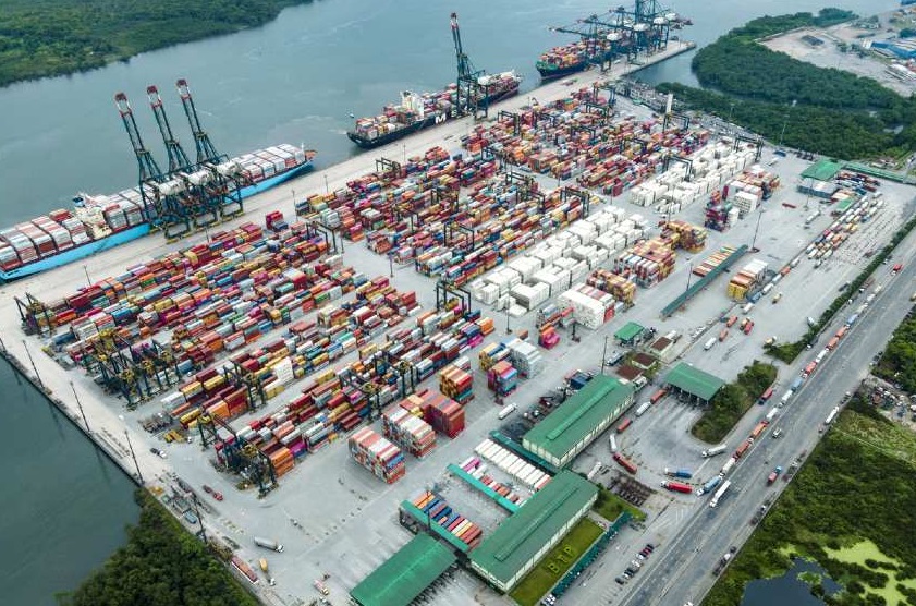 Motorista fica ferido após contêiner cair sobre caminhão em terminal do Porto de Santos