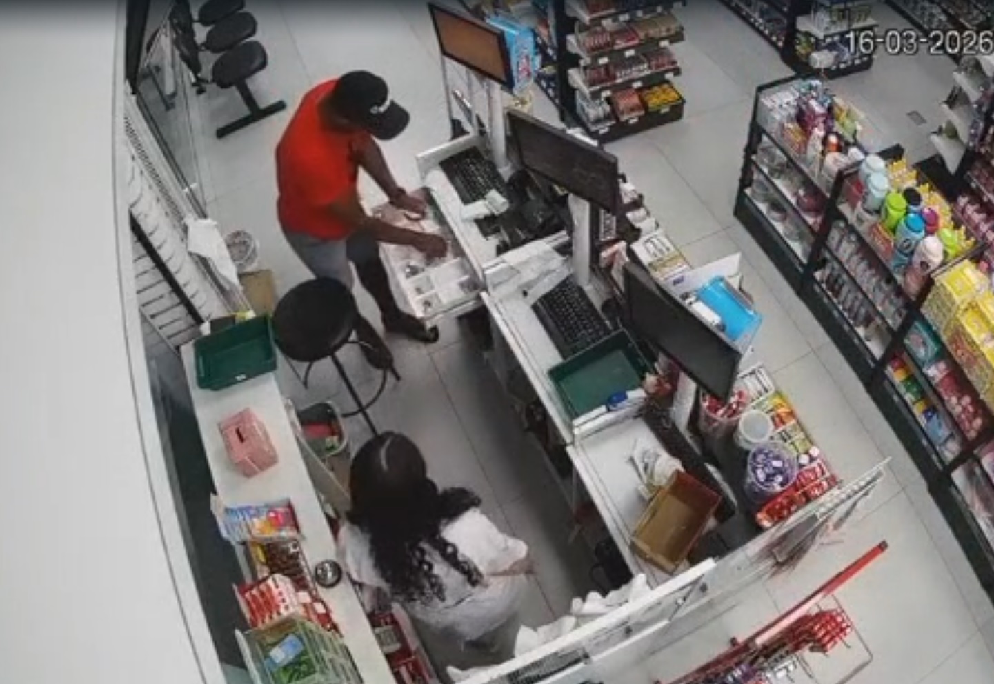 Criminoso rende funcionária e rouba caixa em 30 segundos em farmácia de Peruíbe; VÍDEO