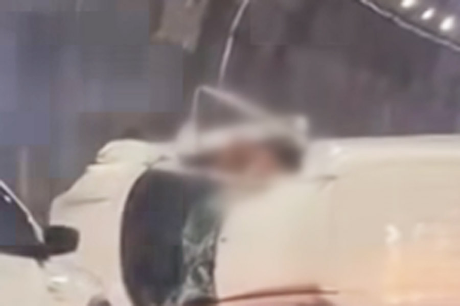 Caminhonete capota após colidir com veículo na Rodovia dos Imigrantes