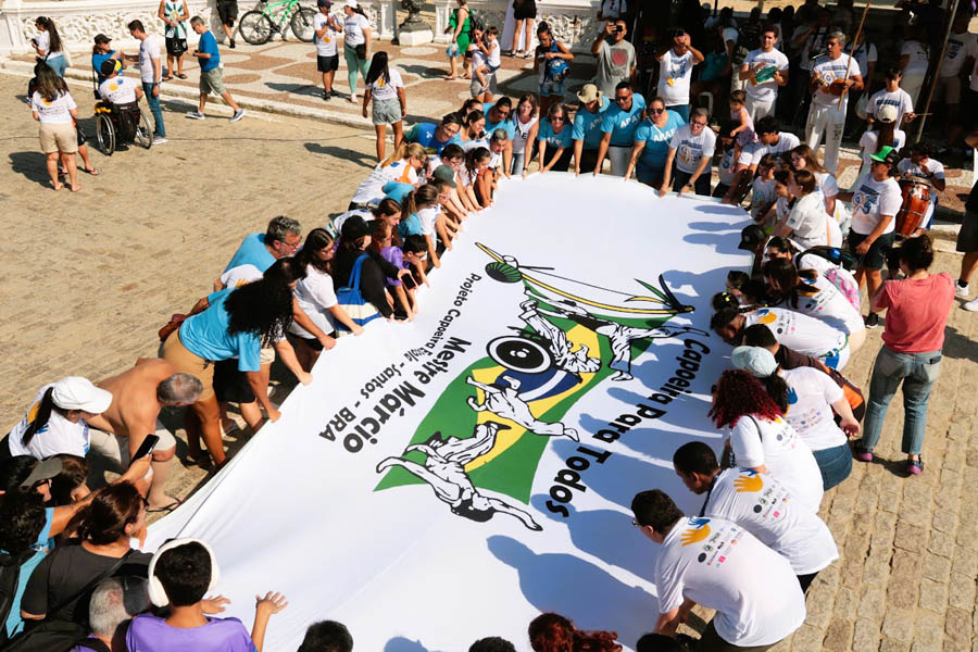 Parada em Santos reforça direitos e inclusão de pessoas com Síndrome de Down