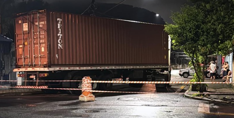 Caminhão arranca fiação e entorta poste em rua de Santos