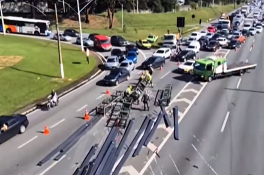 Caminhão tomba, derrama carga na pista e causa lentidão no trânsito na Rodovia Anchieta