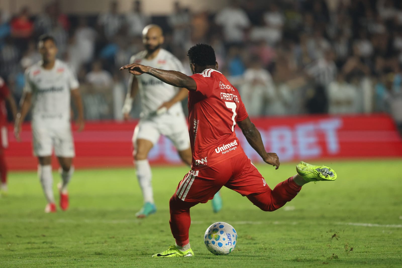 Neymar faz de pênalti, mas Internacional marca no fim e vence o Santos na Vila