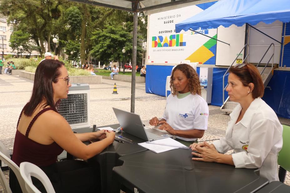 Carreta de saúde oferece vários exames para mulheres no Centro de Santos