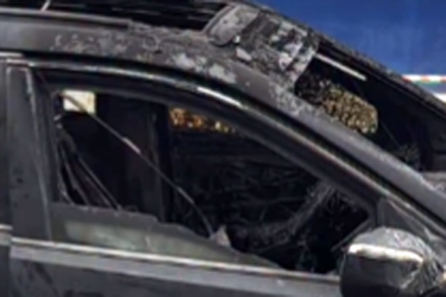 Veículo com placa clonada pega fogo após ser alvo de disparos na Aparecida, em Santos