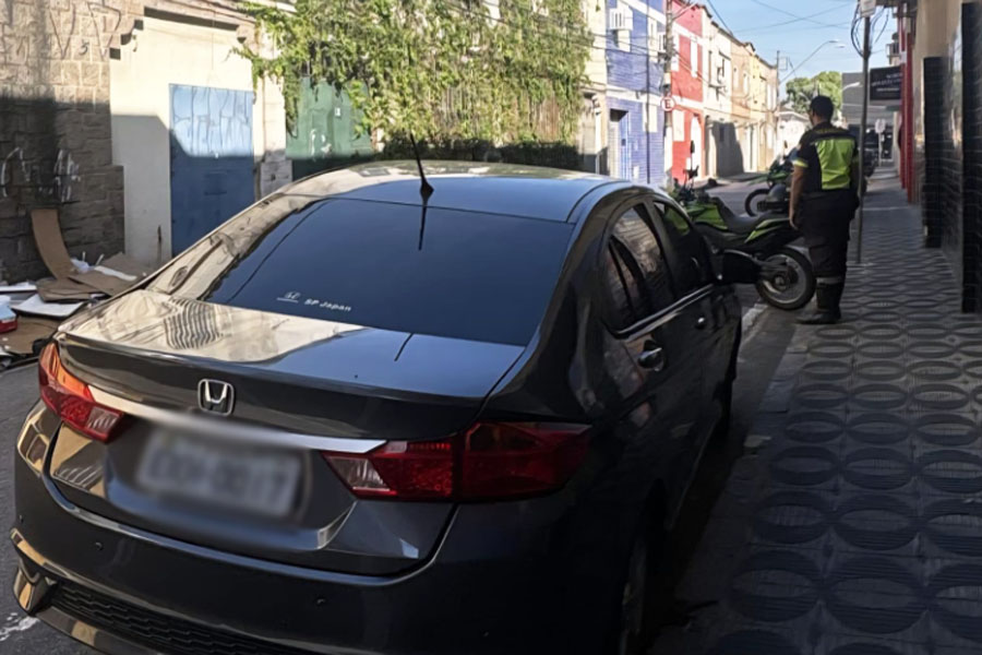 Carro furtado em Santos é localizado no Centro de São Vicente