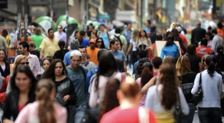 Brasileiro acima dos 50 que mora em periferia vive mais, trabalha por mais tempo e sustenta economias locais
