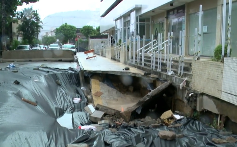 Cratera que se abriu ao lado de edifício em São Vicente começa a ser fechada