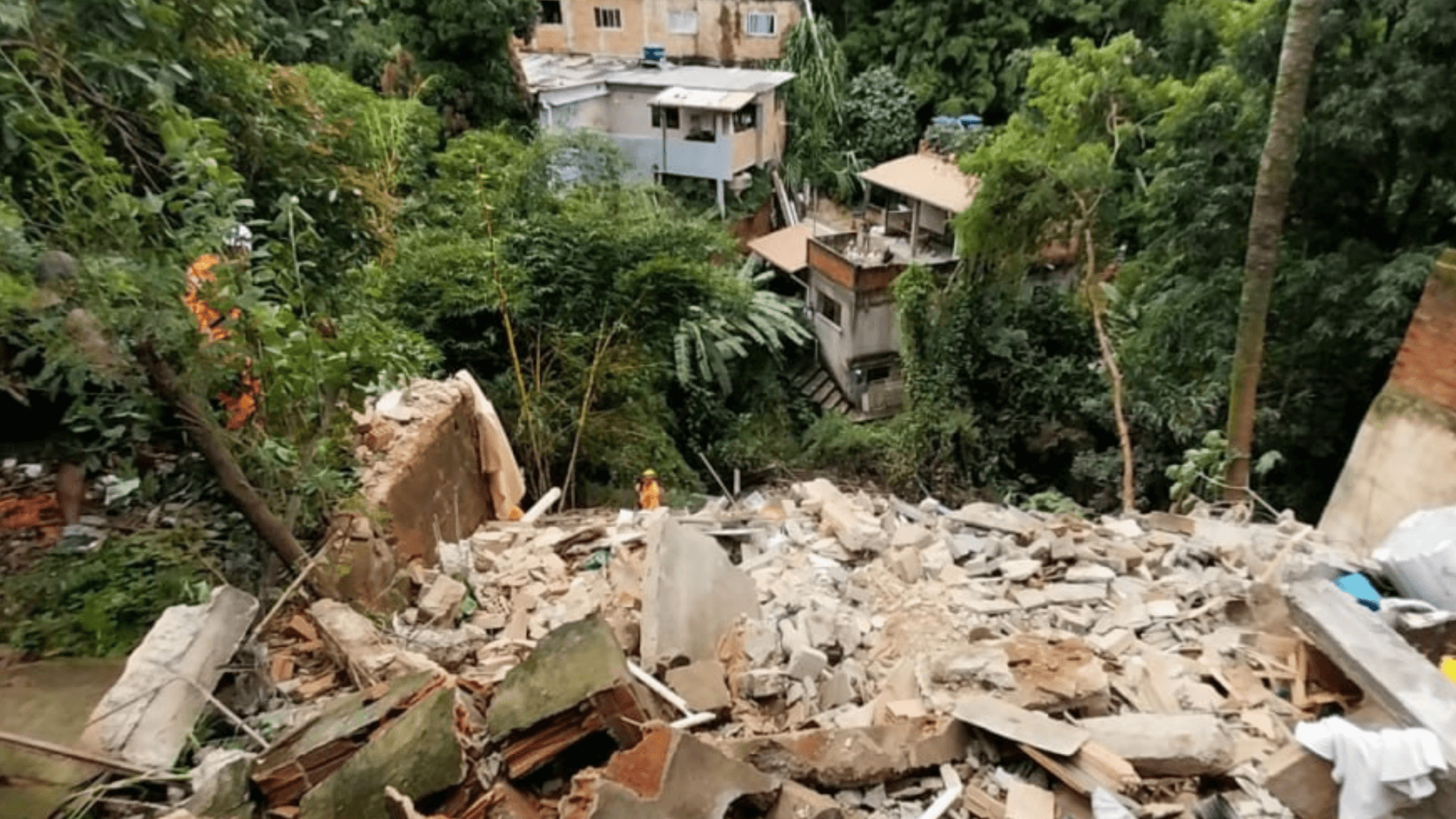 Sobe para 12 o número de mortos após desabamento em BH