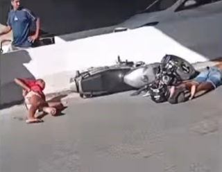 Dupla sofre acidente após tentativa de assalto em São Vicente