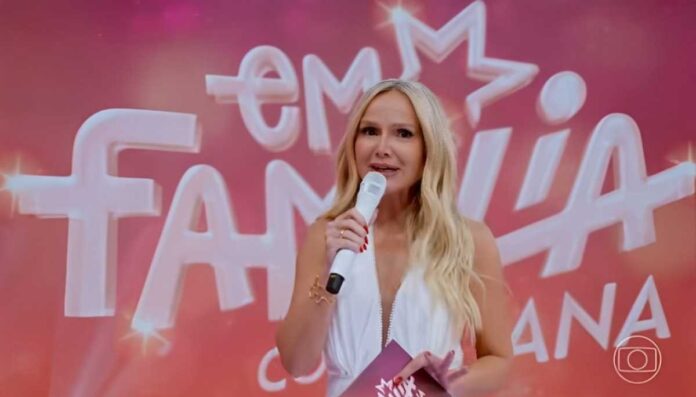 Eliana recebe Otaviano Costa, Flávia Alessandra e a filha deles no palco de seu programa
