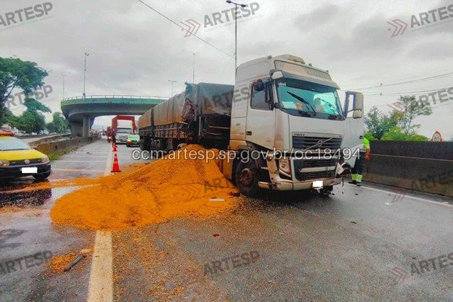 Seis veículos se envolvem em engavetamento na Cônego Domênico Rangoni, em Guarujá