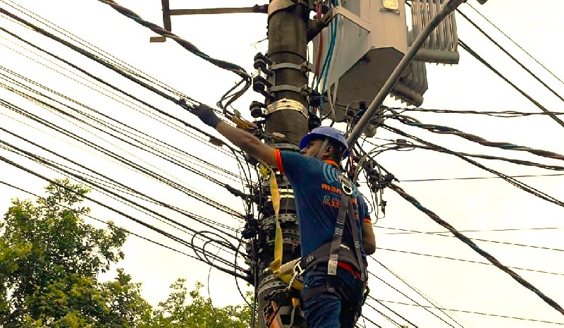 Cubatão inicia retirada de fios irregulares de postes e recolhe 200 kg de cabos