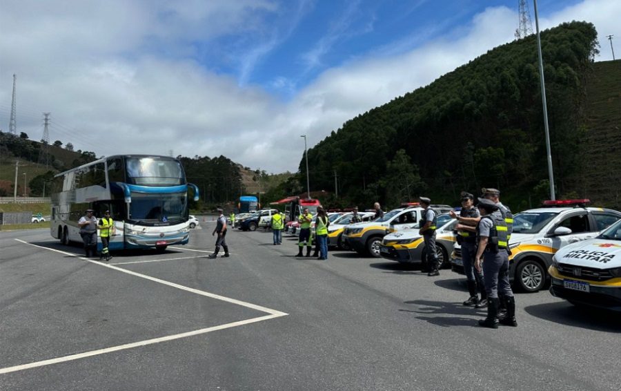 Fiscalização em transporte fretado resulta em autuações por irregularidades em Santos