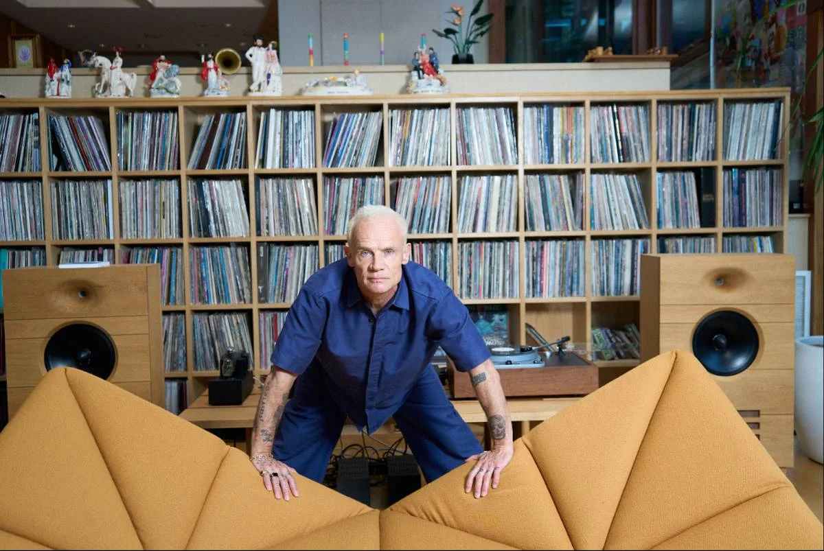 Flea surpreende com álbum de jazz; ouça Honora