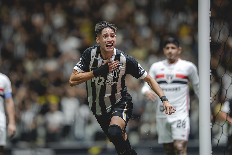 Atlético-MG vence, foge do Z4 e tira São Paulo da liderança do Brasileirão