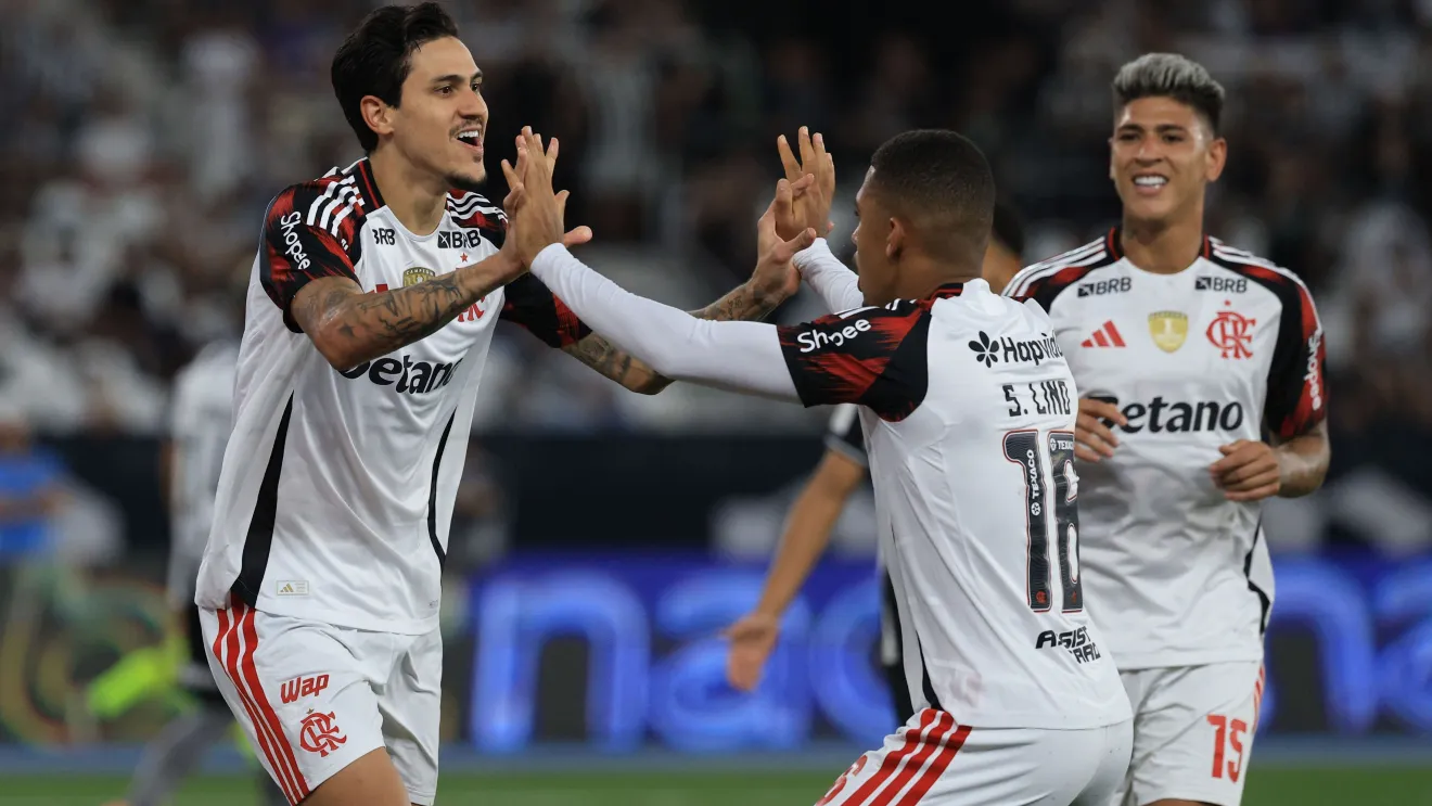 Flamengo vence Botafogo com direito a golaço de Léo Pereira para Ancelotti