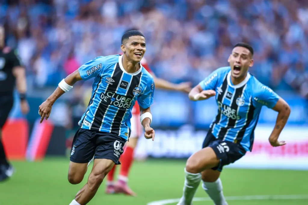 Grêmio aproveita expulsão, vence Grenal 450 e fica perto do título gaúcho